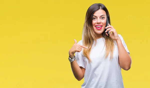 Mooie Jongedame Sprekende Bellen Smartphone Geïsoleerde Achtergrond Met Verrassing Gezicht — Stockfoto