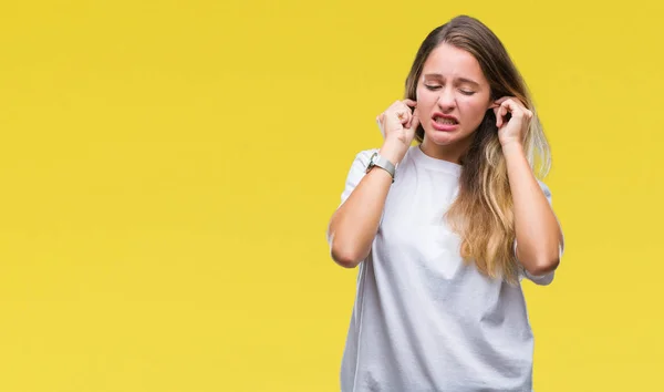 Junge Schöne Blonde Frau Trägt Legeres Weißes Shirt Über Isoliertem — Stockfoto