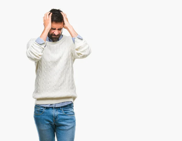 成年拉美裔男子穿着冬季毛衣在孤立的背景下患有头痛绝望和压力 因为疼痛和偏头痛 手在头上 — 图库照片