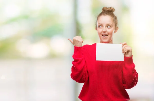 Junge Blonde Frau Hält Werbebanner Der Hand Und Zeigt Mit — Stockfoto