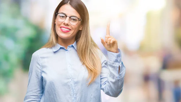 Jonge Mooie Zakenvrouw Bril Geïsoleerde Achtergrond Wijzende Vinger Omhoog Met — Stockfoto