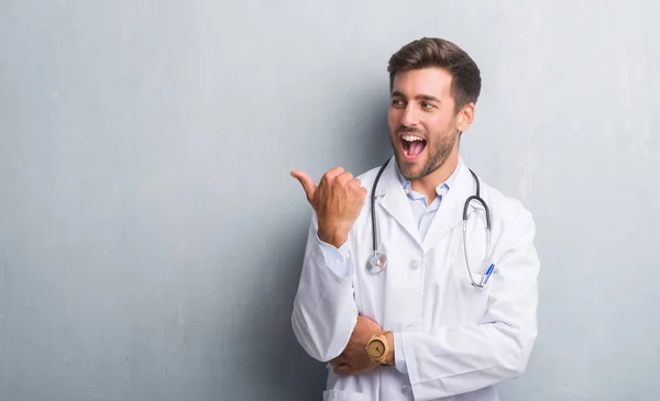 Schöner Junger Arzt Über Grauer Grunge Wand Lächelnd Mit Glücklichem — Stockfoto