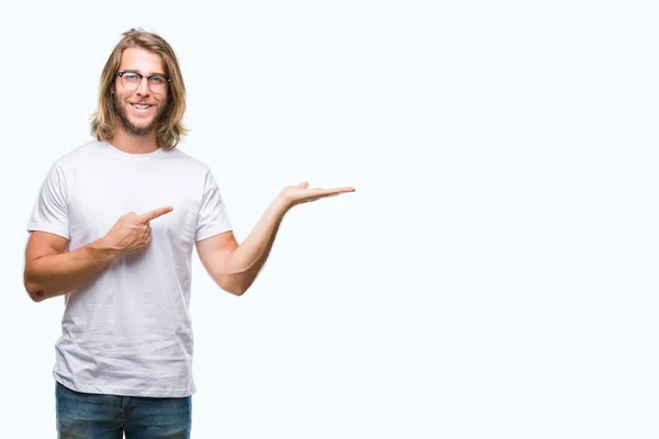 Young Handsome Man Long Hair Wearing Glasses Isolated Background Amazed — Stock Photo, Image