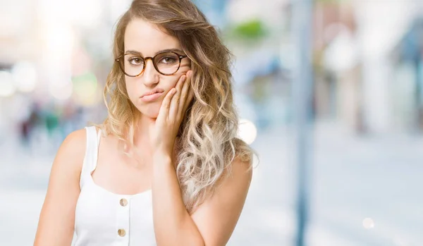 Linda Jovem Loira Usando Óculos Sobre Fundo Isolado Pensando Cansado — Fotografia de Stock