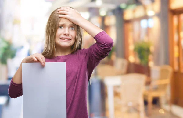 Joven Chica Hermosa Sosteniendo Papel Hoja Blanco Sobre Fondo Aislado — Foto de Stock