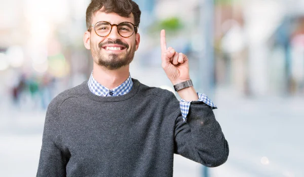 Joven Hombre Inteligente Guapo Con Gafas Sobre Fondo Aislado Mostrando —  Fotos de Stock