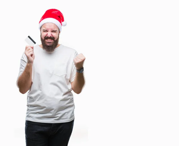 Joven Hombre Caucásico Con Sombrero Navidad Sosteniendo Tarjeta Crédito Sobre — Foto de Stock