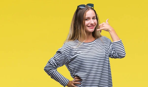 Jovem Mulher Loira Bonita Usando Óculos Sol Sobre Fundo Isolado — Fotografia de Stock