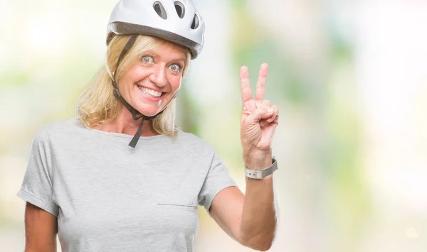 Mulher Ciclista Caucasiana Meia Idade Usando Capacete Segurança Sobre Fundo — Fotografia de Stock