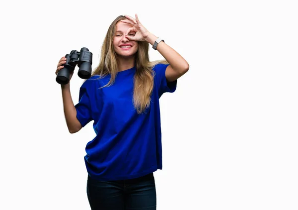 Joven Hermosa Mujer Rubia Mirando Través Prismáticos Sobre Fondo Aislado — Foto de Stock