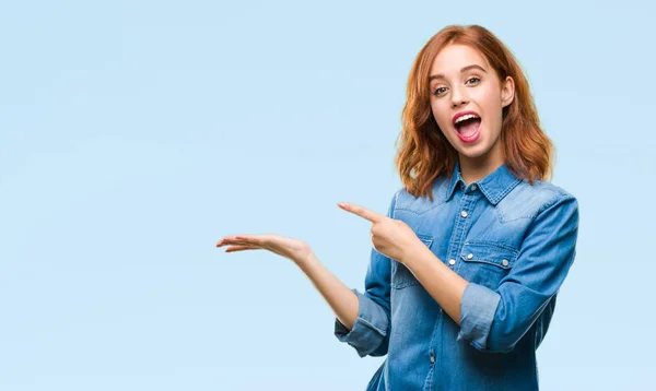 Giovane Bella Donna Sfondo Isolato Stupito Sorridente Alla Fotocamera Mentre — Foto Stock