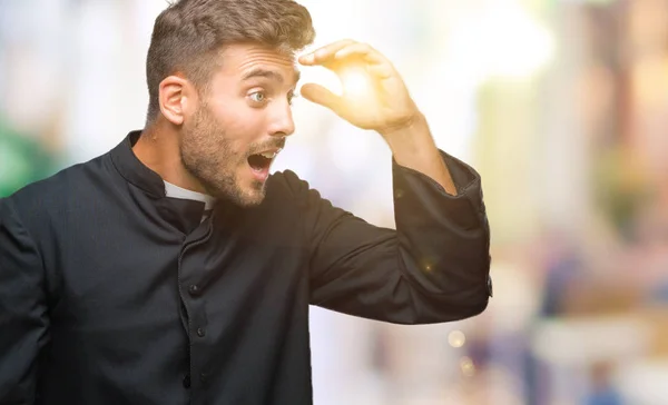 Joven Sacerdote Cristiano Católico Sobre Fondo Aislado Muy Feliz Sonriente —  Fotos de Stock