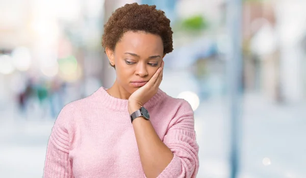 Belle Jeune Femme Afro Américaine Sur Fond Isolé Pensant Fatigué — Photo