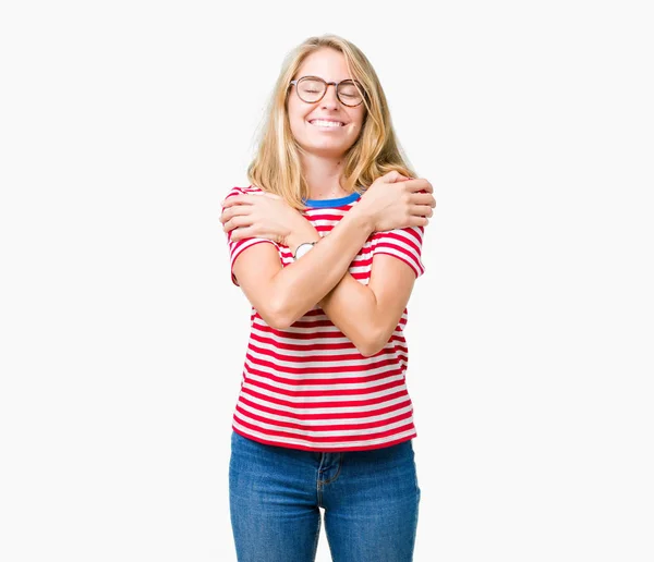 Красивая Молодая Женщина Очках Изолированном Фоне Обнимает Себя Счастливой Позитивной — стоковое фото