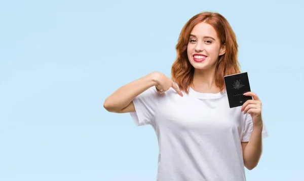 Jovem Bela Mulher Segurando Passaporte Austrália Sobre Fundo Isolado Com — Fotografia de Stock