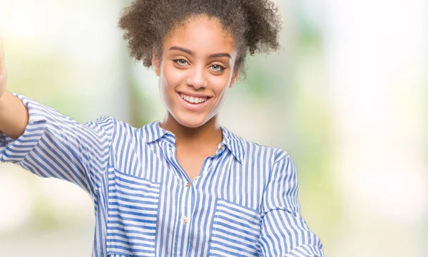 Joven Mujer Afroamericana Sobre Fondo Aislado Mirando Cámara Sonriendo Con — Foto de Stock