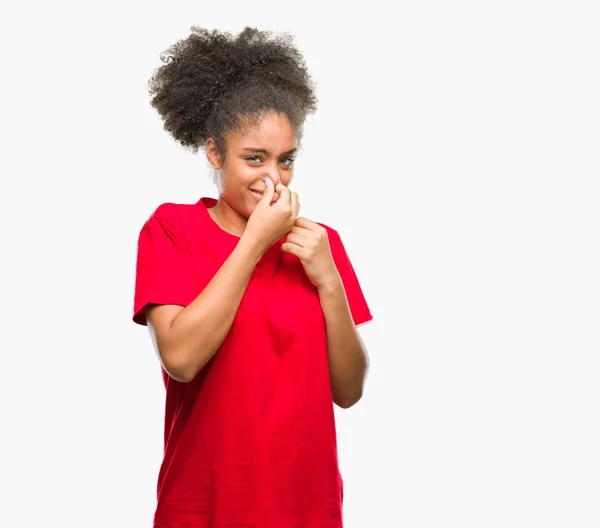 臭いと嫌な何かの臭いがする分離の背景 耐え難い臭い 鼻に指を使って保持息若いアフロ アメリカ人女性 悪いにおいの概念 — ストック写真