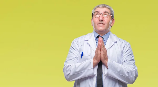 Bonito Médico Sênior Cientista Homem Profissional Vestindo Casaco Branco Sobre — Fotografia de Stock