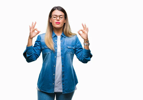 Joven Hermosa Mujer Con Gafas Sobre Fondo Aislado Relajarse Sonreír —  Fotos de Stock