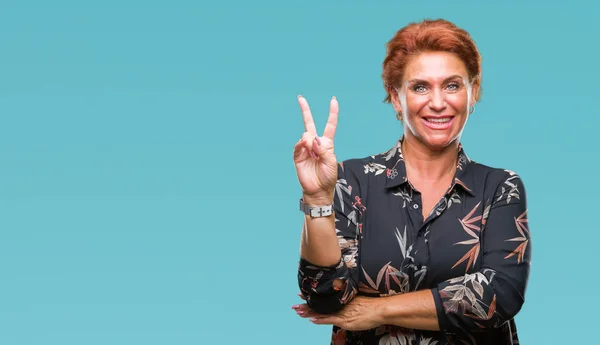 Atractiva Mujer Pelirroja Caucásica Mayor Sobre Fondo Aislado Sonriendo Con — Foto de Stock