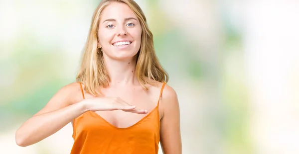 Krásná Mladá Žena Nosí Oranžové Tričko Izolované Pozadí Gestikuloval Rukama — Stock fotografie