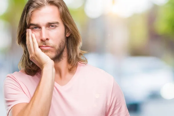 Giovane Bell Uomo Con Capelli Lunghi Sfondo Isolato Pensando Cercando — Foto Stock