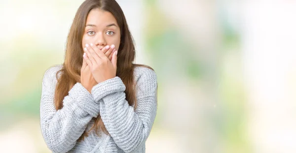 Młoda Piękna Brunetka Kobieta Swetrze Nad Białym Tle Szoku Obejmujące — Zdjęcie stockowe