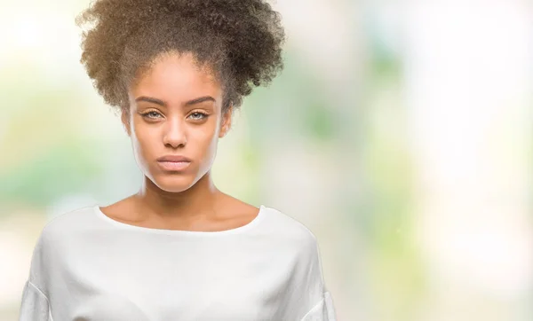 年轻的美国黑人妇女在孤立的背景怀疑和紧张 皱着眉头不安 因为问题 消极的人 — 图库照片