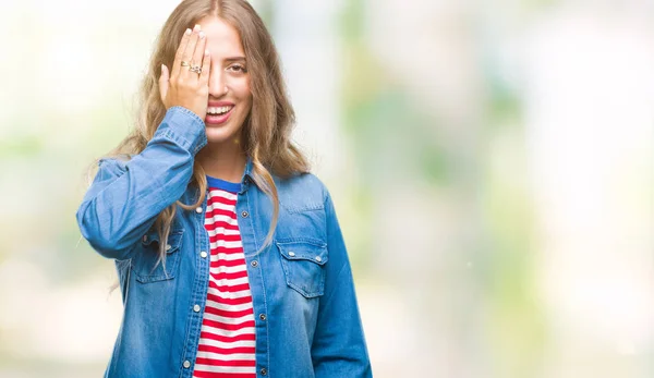 Schöne Junge Blonde Frau Über Isoliertem Hintergrund Die Ein Auge — Stockfoto