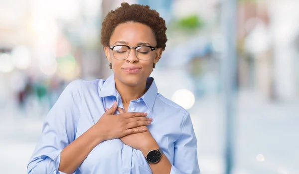 Joven Mujer Negocios Afroamericana Hermosa Sobre Fondo Aislado Sonriendo Con — Foto de Stock