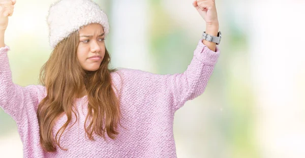 Mujer Morena Hermosa Joven Con Suéter Sombrero Invierno Sobre Fondo —  Fotos de Stock