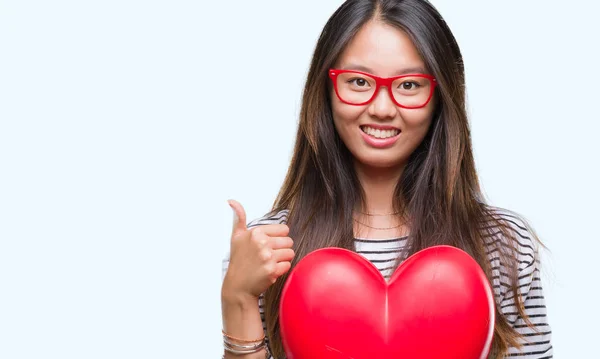 Junge Asiatische Verliebte Frau Hält Leseherz Über Isoliertem Hintergrund Glücklich — Stockfoto