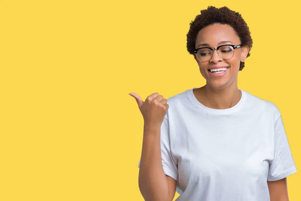 Linda Jovem Afro Americana Vestindo Óculos Sobre Fundo Isolado Sorrindo — Fotografia de Stock