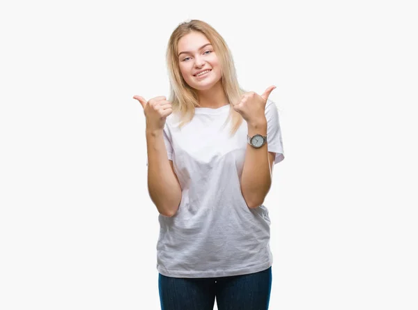 年轻的白种女人在孤立的背景成功标志做积极的手势与手 竖起大拇指微笑和快乐 用欢快的表情看着相机 胜利者的手势 — 图库照片