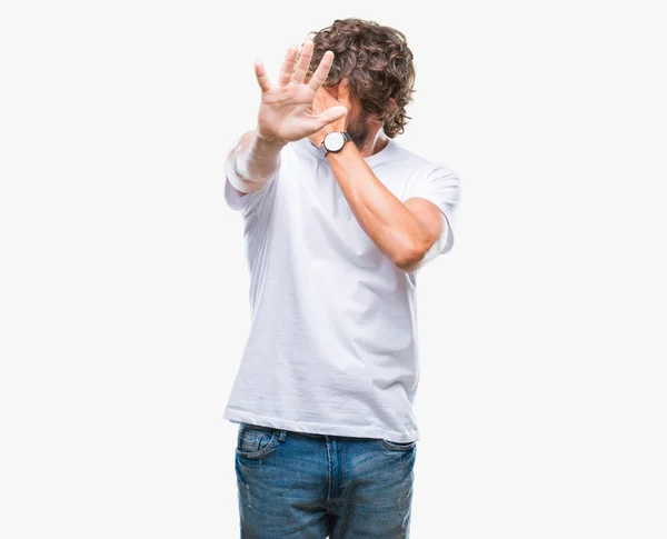 Hombre Modelo Hispano Guapo Sobre Fondo Aislado Cubriendo Los Ojos —  Fotos de Stock