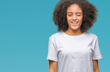 Genç afro Amerikalı kadın seksi bir ifadeyle, neşeli ve mutlu yüzünü kameraya bakarak göz kırpıyor izole arka plan üzerinde.