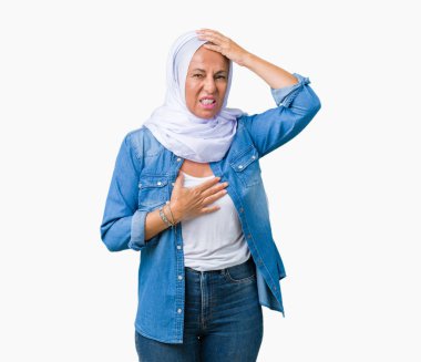 Üzerinden Arap hijab giyen orta yaş Doğu Arap kadın izole arka plan hastalık ve ateş, grip ve soğuk, virüs hasta için alın dokunmadan