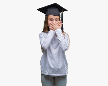 Genç güzel kız üzerine yüksek lisans şapkası arka plan ağız hata için elleriyle kapsayan şok izole. Gizli kavramı.