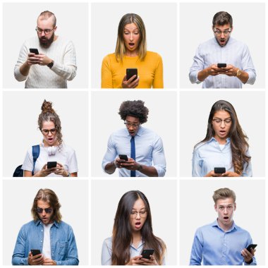 Bir grup genç insan izole arka şok sürpriz yüzü, korkuyor ve korku ifadesi ile heyecanlı olan korkmuş üzerinden smartphone kullanarak kolaj