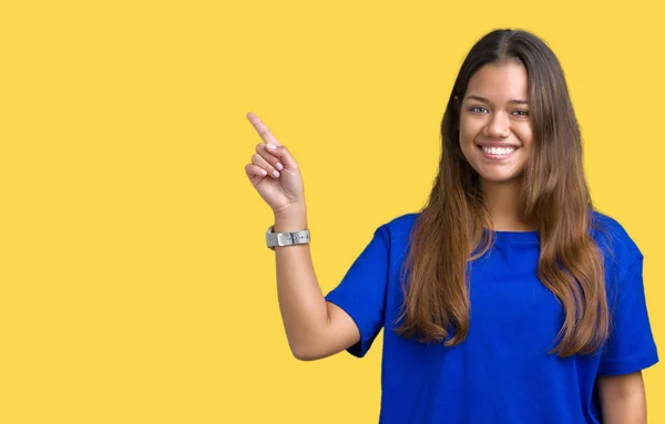 Jovem Bela Mulher Morena Vestindo Camiseta Azul Sobre Fundo Isolado — Fotografia de Stock