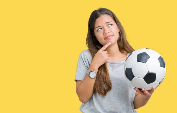 Junge Schöne Brünette Frau Hält Fußball Ball Über Isolierten Hintergrund — Stockfoto