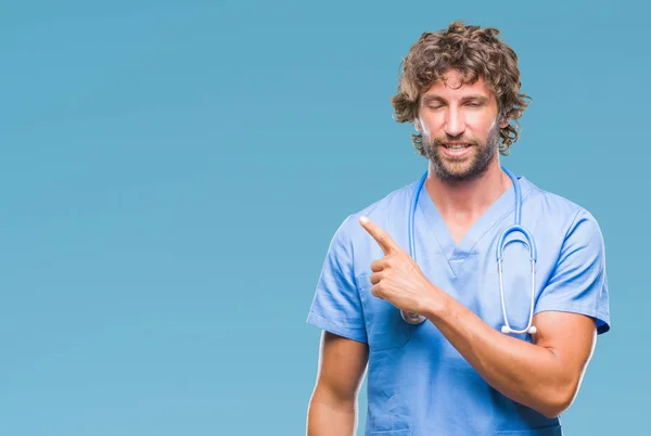 Hombre Médico Cirujano Hispano Guapo Sobre Fondo Aislado Alegre Con — Foto de Stock