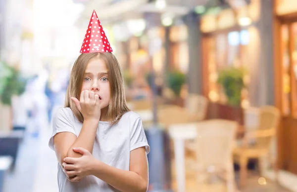 Menina Bonita Nova Usando Boné Aniversário Sobre Fundo Isolado Olhando — Fotografia de Stock