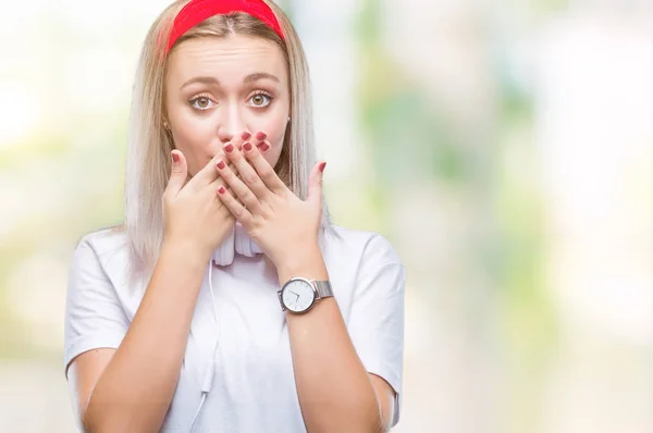 Giovane Donna Bionda Che Indossa Cuffie Ascoltare Musica Sfondo Isolato — Foto Stock