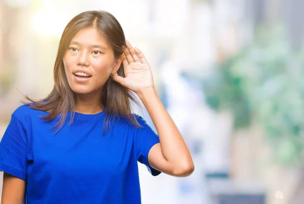 Mujer Asiática Joven Sobre Fondo Aislado Sonriendo Con Mano Sobre —  Fotos de Stock