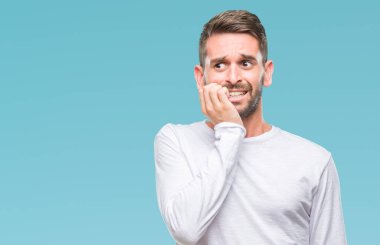 Genç yakışıklı adam stresli ve gergin ile izole arka plan üzerinde tırnak ısırma dudaklarından eller. Anksiyete sorunu.