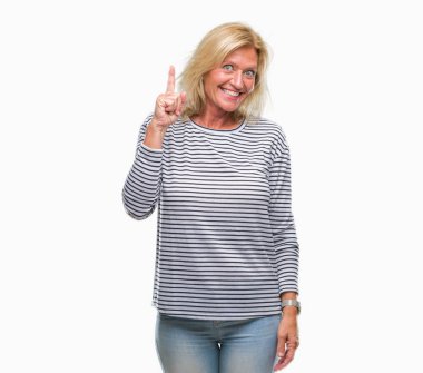 Orta yaş sarışın kadın başarılı fikirle parmağı yukarıyı izole arka plan yüzünden. Çıktıktan ve mutlu. Bir numara.