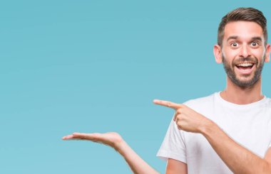 Yakışıklı delikanlı üzerinden hayran ve el ile sunulması ve parmak ile işaret ederken kameraya gülümseyen izole arka plan.