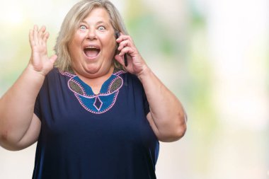 Kıdemli artı boyutu kafkas kadın telefonda konuşurken arka plan çok mutlu ve heyecanlı, kazanan ifade ile büyük çığlık zaferini kutluyor izole gülümse ve el kaldırdı