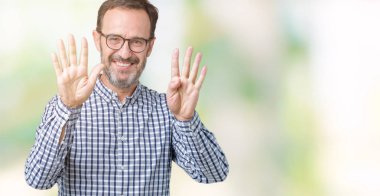 Gösterilen arka plan üzerinde gözlük takan yakışıklı orta yaş zarif üst düzey iş adamı izole ve parmakları ile işaret numara 9 kendinden emin ve mutlu gülümseyerek süre.